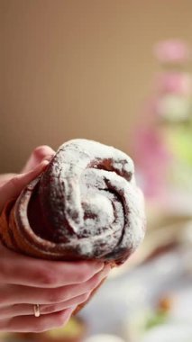 Bir kadın kabuğu kırar, yumuşak, yumuşak bir hamur ve şekerli meyve gösterir. Paskalya ekmeği. Paskalya yumurtaları ve bahar çiçekleri