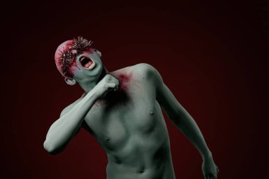 Gözlerinde çiviler olan iblis adam. Cadılar Bayramı konsepti. Tatil için kanlı bir görüntü.