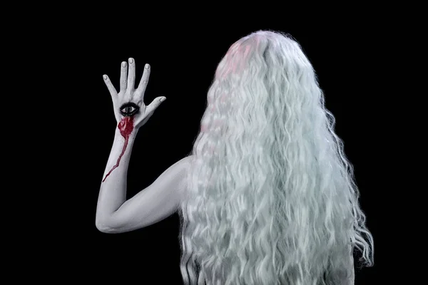 Žena Bílé Paruce Okem Ruce Stojí Zády Černému Pozadí Halloween — Stock fotografie
