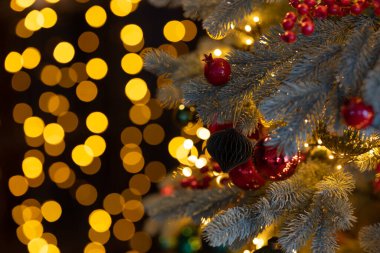 Açık havada Noel ağacıyla süslenmiş, ışıl ışıl parıldayan bir peri arkaplanı. Yeni yıl tatili