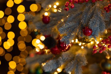 Açık havada Noel ağacıyla süslenmiş, ışıl ışıl parıldayan bir peri arkaplanı. Yeni yıl tatili