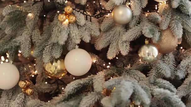 クリスマスのガーランドの魔法の休日ライトと冬のモミの木の美しい緑の枝 要旨Xmas New Year Holiday 4Kビデオ背景 — ストック動画