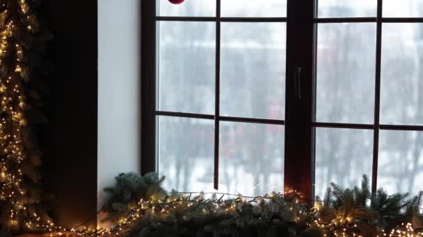 Nieuwjaar Kerst Achtergrond Met Ijzig Venster Decoraties Kerstslinger Sparren Takken — Stockvideo