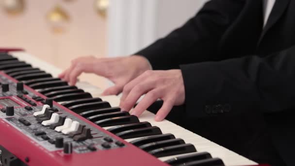 Hands Male Musician Playing Synthesizer Mens Arms Plays Solo Music — Vídeos de Stock