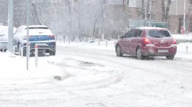 Ukrayna 'nın başkenti Kyiv, 15 Aralık 2022. Kış yolu, yoğun kar yağışı ile sürüş koşulları. Araba trafiği yolda.