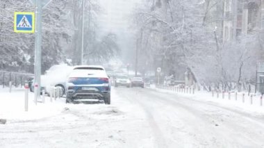 Ukrayna 'nın başkenti Kyiv, 15 Aralık 2022. Kış yolu, yoğun kar yağışı ile sürüş koşulları. Araba trafiği yolda.