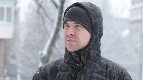 Europeisk Man Som Står Vinterstaden Snöig Vinterdag Videoporträtt Titta Kameran — Stockvideo