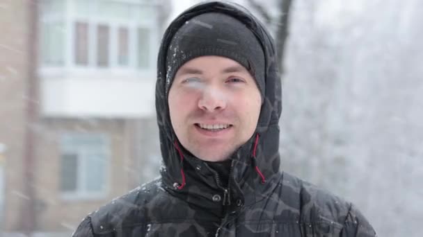 冬の森で微笑むヨーロッパ人男性 冬の雪の日 ビデオポートレート カメラを調べると — ストック動画