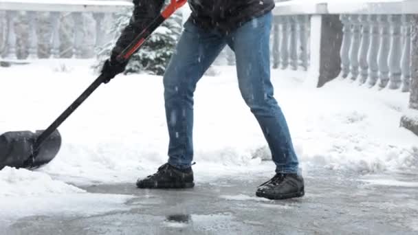 Uomo Con Una Pala Rimuove Neve Pulizia Della Zona Vicino — Video Stock