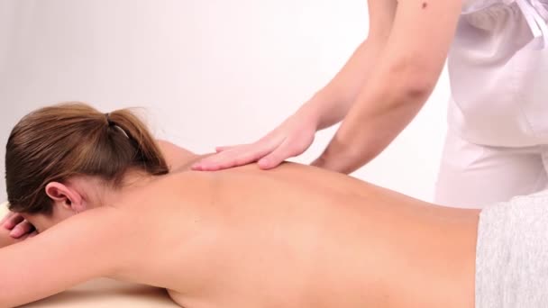 Young Unrecognizable Woman Gets Professional Back Massage White Background Beautiful — Vídeo de stock