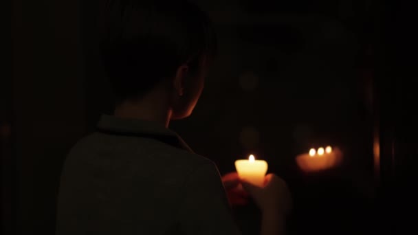 Teenie Junge Der Dunkeln Sitzt Mit Kerze Und Spiegelung Fenster — Stockvideo