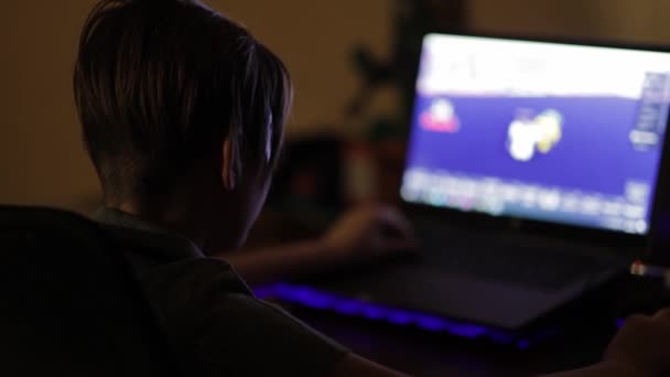 Adolescente Jugando Videojuego Portátil Oscuridad Por Noche Concepto Juegos Ordenador — Vídeo de stock