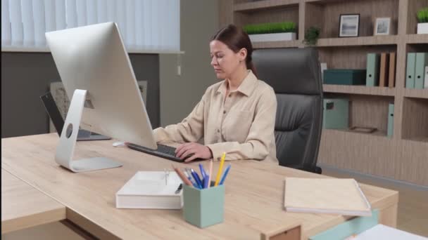 Junge Erwachsene Geschäftsfrau Tippt Auf Computer Arbeiten Internet Schöne Weibliche — Stockvideo