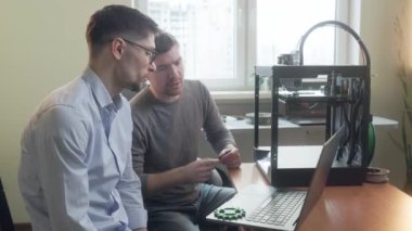 Erkek elektronik teknisyen ve bilim adamı 3D yazıcıyı tamir ediyor. Katkı maddesi. Gelecekteki işler. Takım konsepti. Modern tasarım teknolojisi kavramı