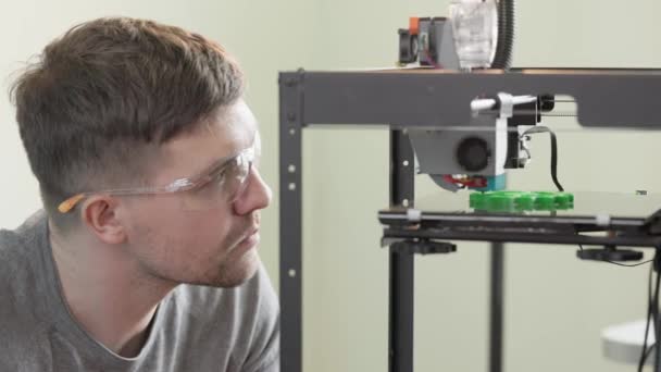 Інженер Чоловік Окулярах Спостерігає Процесом Друку Деталей Шестерні Зеленого Пластику — стокове відео