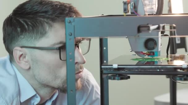 Gözlük Takan Mühendis Yeşil Plastiğin Boyutlu Yazıcıdaki Dişli Detaylarını Izliyor — Stok video