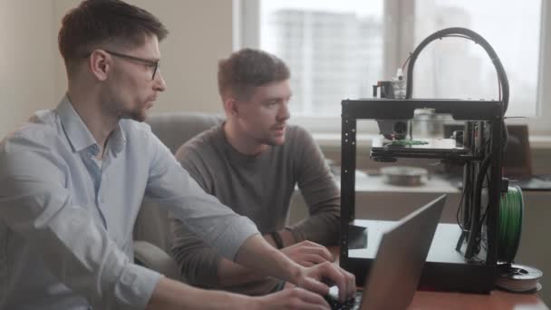 Paar Bedrijfsmedewerkers Experimenteren Met Dimensionale Printer Technologie Wetenschappelijk Onderzoekscentrum Met — Stockvideo