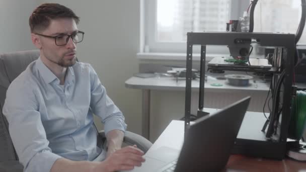 Mannlig Ingeniør Jobber Med Printer Trykkeriingeniørarbeider Trykkerilab Konsept Moderne Designteknologi – stockvideo