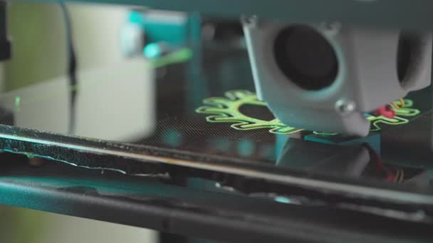 Тривимірний Принтер Друкує Передачу Зеленого Пластику Робочому Столі Являється Новий — стокове відео