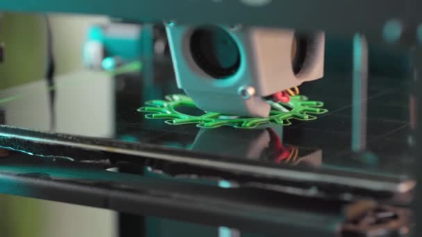 Impresora Está Imprimiendo Engranaje Plástico Verde Una Capa Por Capa — Vídeos de Stock