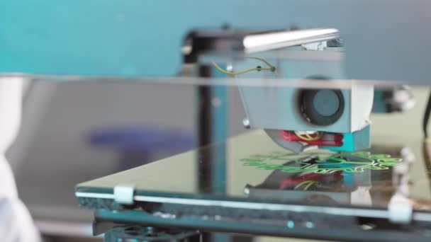 Impresora Está Imprimiendo Engranaje Plástico Verde Una Capa Por Capa — Vídeo de stock