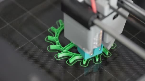Stampante Sta Stampando Ingranaggio Plastica Verde Sul Desktop Viene Visualizzato — Video Stock