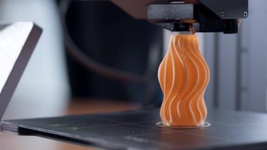 3D yazıcı, 3D basım turuncu nesne. 4.0 sanayi devrimi. Aşırı Yakın çekim. Modern tasarım teknolojisi kavramı