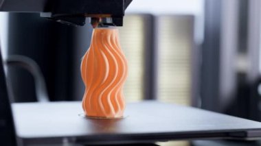 3D yazıcı, 3D basım turuncu nesne. 4.0 sanayi devrimi. Aşırı Yakın çekim. Modern tasarım teknolojisi kavramı