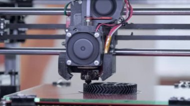 Plastikten 3 boyutlu yazıcı yazıcı teçhizatı. Otomatik üç boyutlu 3D yazıcı plastik işlevi görüyor. Yakın çekim. Modern tasarım teknolojisi kavramı