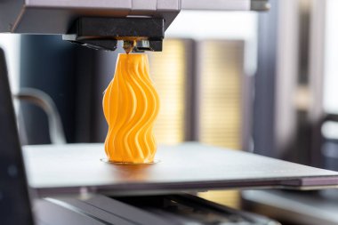 Akıllı telefonda görüntülenen 3D yazıcı denetimi uygulaması. Arkaplanda, 3D yazıcı bir detay yazdırır