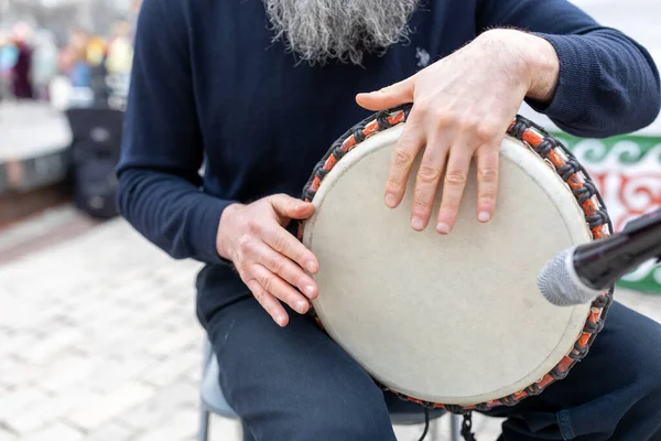 Dabyl 哈萨克民间乐器 男人的手在外面玩双人游戏 — 图库照片