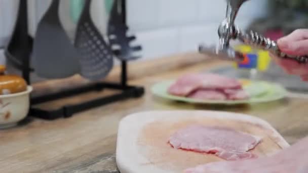 부엌에서 망치로 웅크리고 고기를 — 비디오