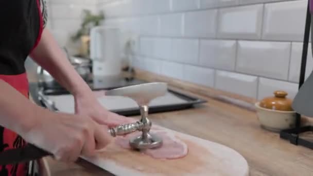 Жінка Ясо Рубах Молотком Домашній Кухні — стокове відео