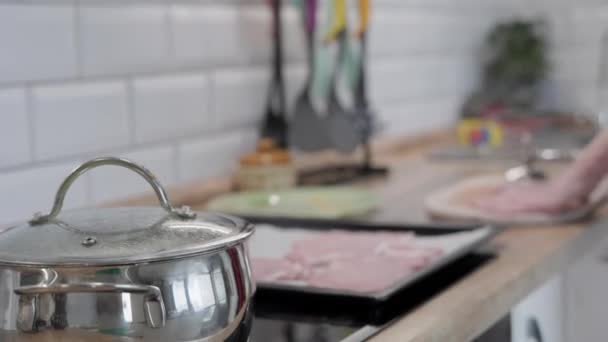 Plan Eau Bouillante Dans Une Casserole Dans Une Cuisine Maison — Video