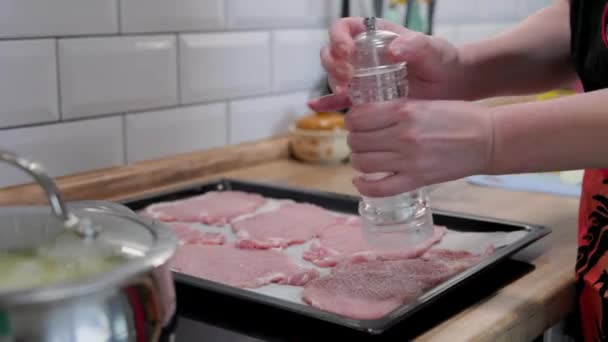Kobieta Młyn Soli Kotlety Kawałki Wieprzowiny Domowej Kuchni Proces Przygotowywania — Wideo stockowe