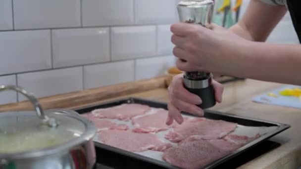 女人的手辣椒在自家厨房里用手工胡椒磨碎肉 食品加工工艺 — 图库视频影像