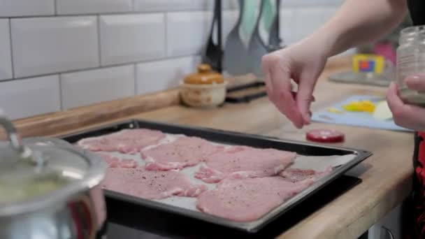 女厨师的手在自家厨房的背风上撒些调味品 把肉打烂了 食品加工工艺 — 图库视频影像