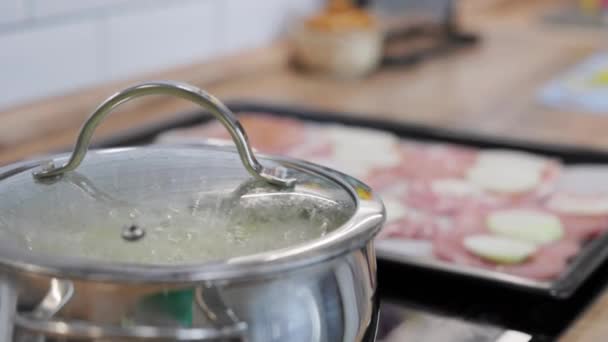 家庭の台所の背景に沸騰した水のポット 沸騰した水の泡 食品製造工程 — ストック動画