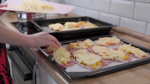 Adicionando Queijo Bife Com Abacaxi Cozinha Doméstica Processo Preparação Alimentos — Vídeo de Stock