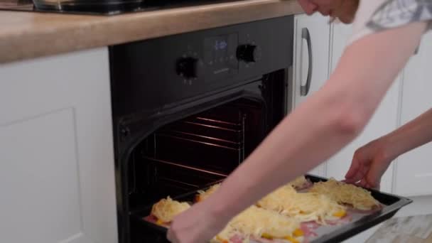 女人在现代厨房的烤箱里放奶酪肉 做肉食 食品加工工艺 — 图库视频影像