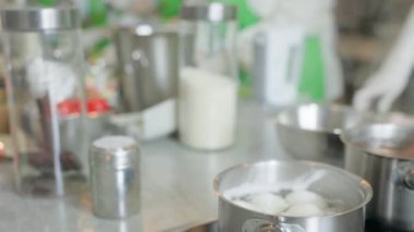Yumurtalar kaynar suda bir tencerede pişiyor. Kahverengi tavuk yumurtası pişirmek. yemek pişirme sürecinin arka planına karşı