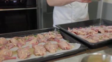 Tayland usulü bıldırcın eti pişirme kursunda. Biberiye serpiştirilmiş bıldırcın.