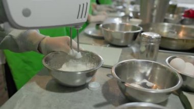 Köpüklü krema ve elektrikli mikser. Mutfak ustası sınıfı.
