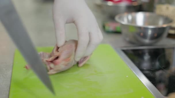 Mãos Cortadas Carcaça Codorna Com Faca Grande Contra Fundo Cozinha — Vídeo de Stock