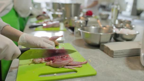 Ruce Řežou Křepelčí Zdechlinu Velkým Nožem Kuchyňského Zázemí Proces Přípravy — Stock video