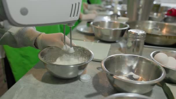 Creme Chicoteamento Com Espuma Com Misturador Elétrico Master Class Culinária — Vídeo de Stock