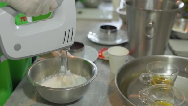 Fouetter Crème Avec Mousse Avec Mélangeur Électrique Classe Maître Culinaire — Video