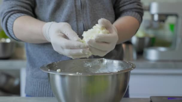 Baker Händer Bildar Deg Portioner För Bakning Påsk Kakor Tillagningsprocess — Stockvideo