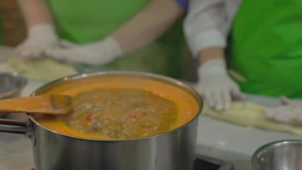鍋のクローズアップで沸騰スープを攪拌 伝統的なロシアのおいしい肉汁Solyanka 家庭でスープを調理する ホッジポッジは鍋に沸騰します — ストック動画