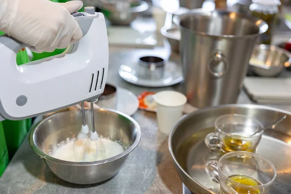 Руки Помощью Электрического Миксера Сделать Взбитые Сливки Процесс Приготовления Пищи — стоковое фото